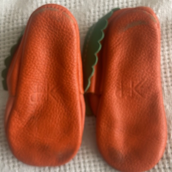 Freshly picked pumpkin moccs size 7 - Picture 4 of 4